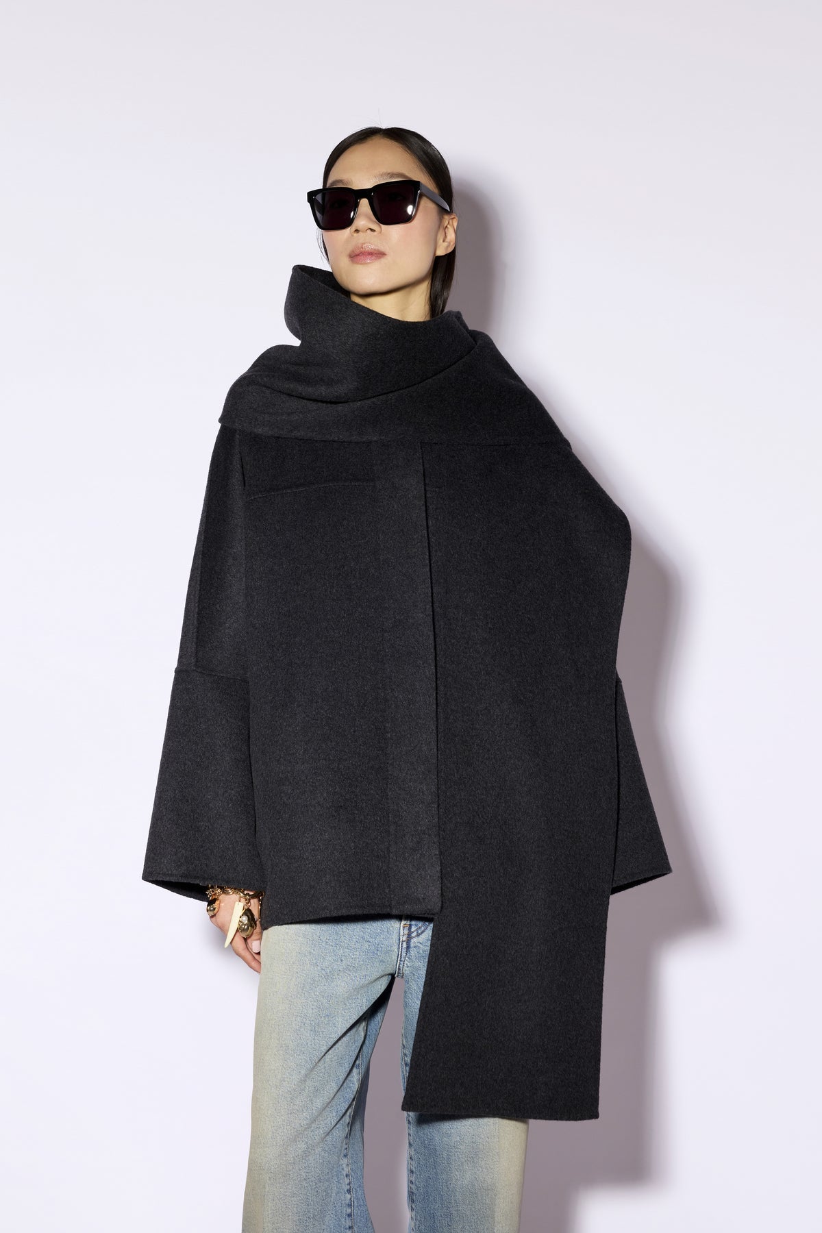 Abrigo corto gris antracita con cuello camisero