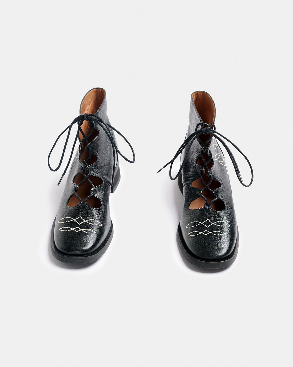 Botin de mujer con cordones y bordado