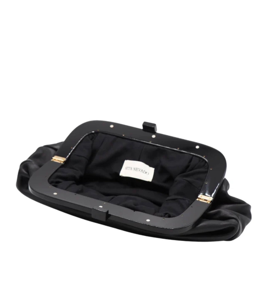 Bolso de mano negro con efecto fruncido