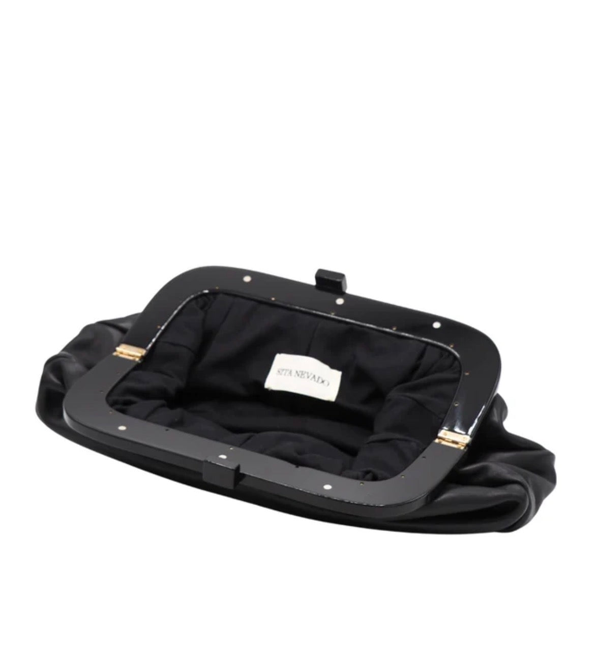 Bolso de mano negro con efecto fruncido