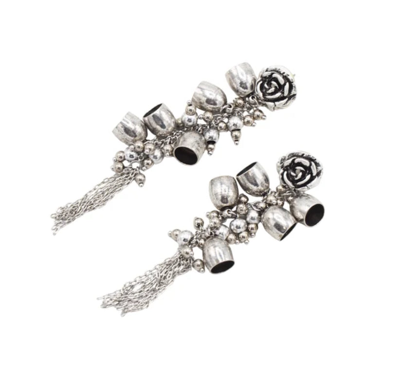 pendientes largos dorados con flores, cuentas y flecos