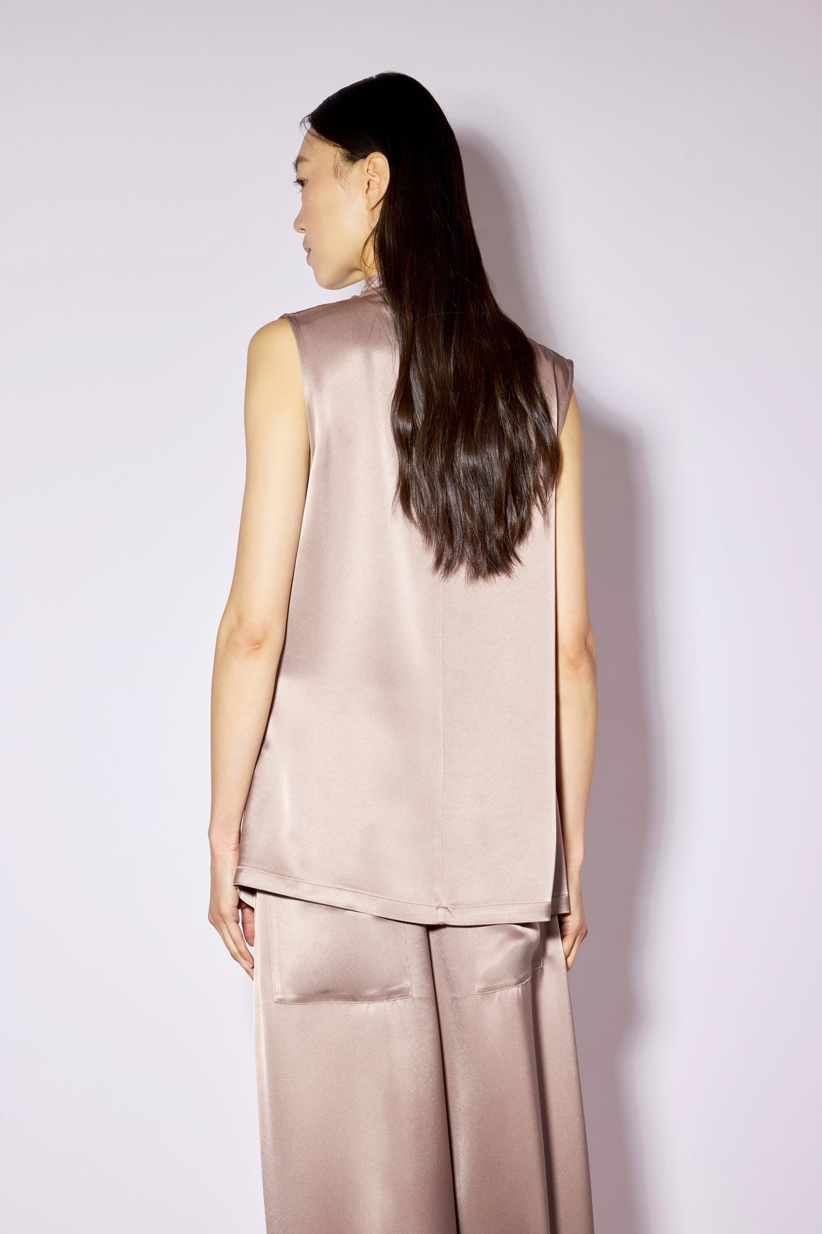 Top satinado con cuello fruncido capuchino