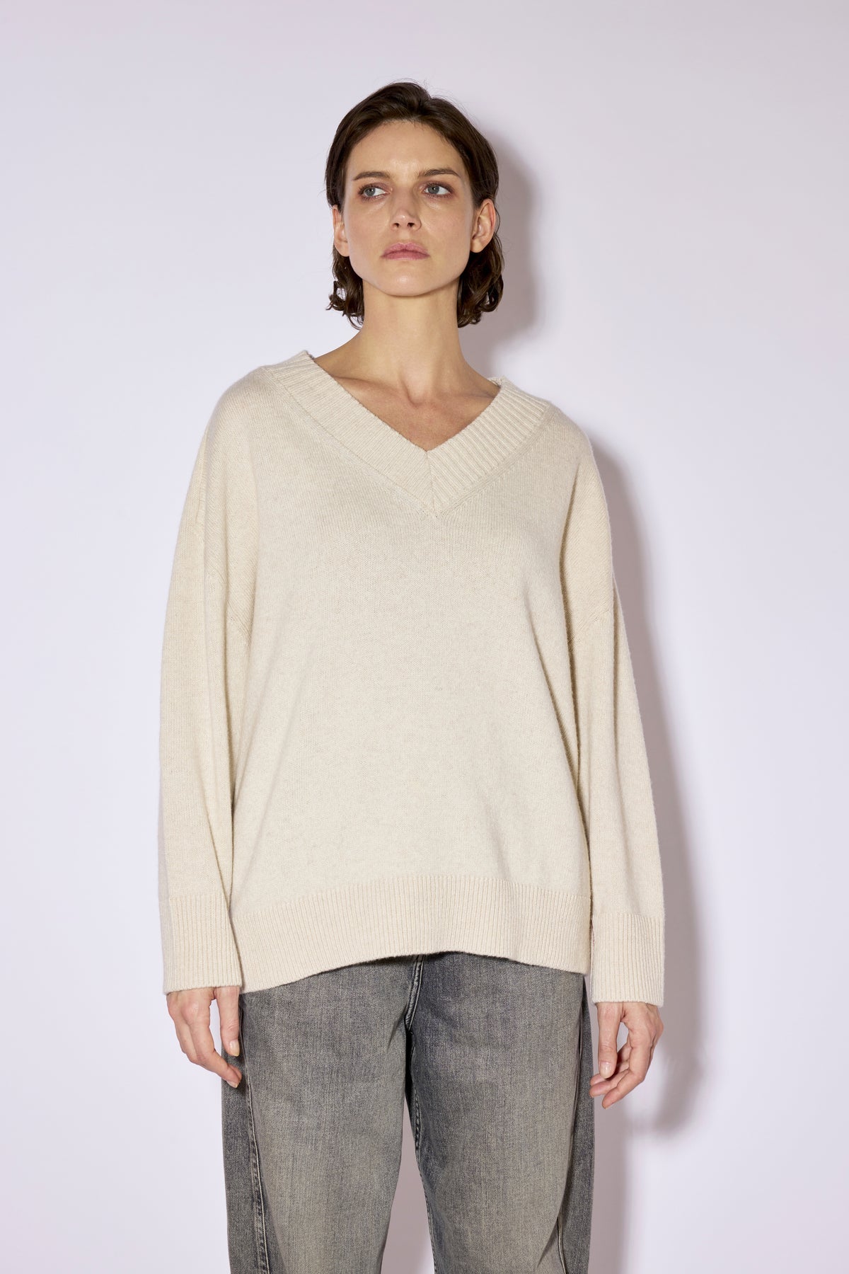 Jersey de cachemir beige con escote en pico