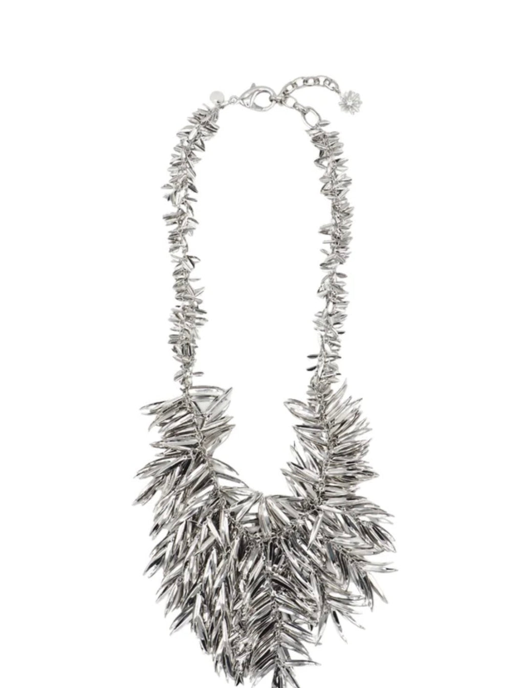 Collar largo plateado con detalle de textura de flecos