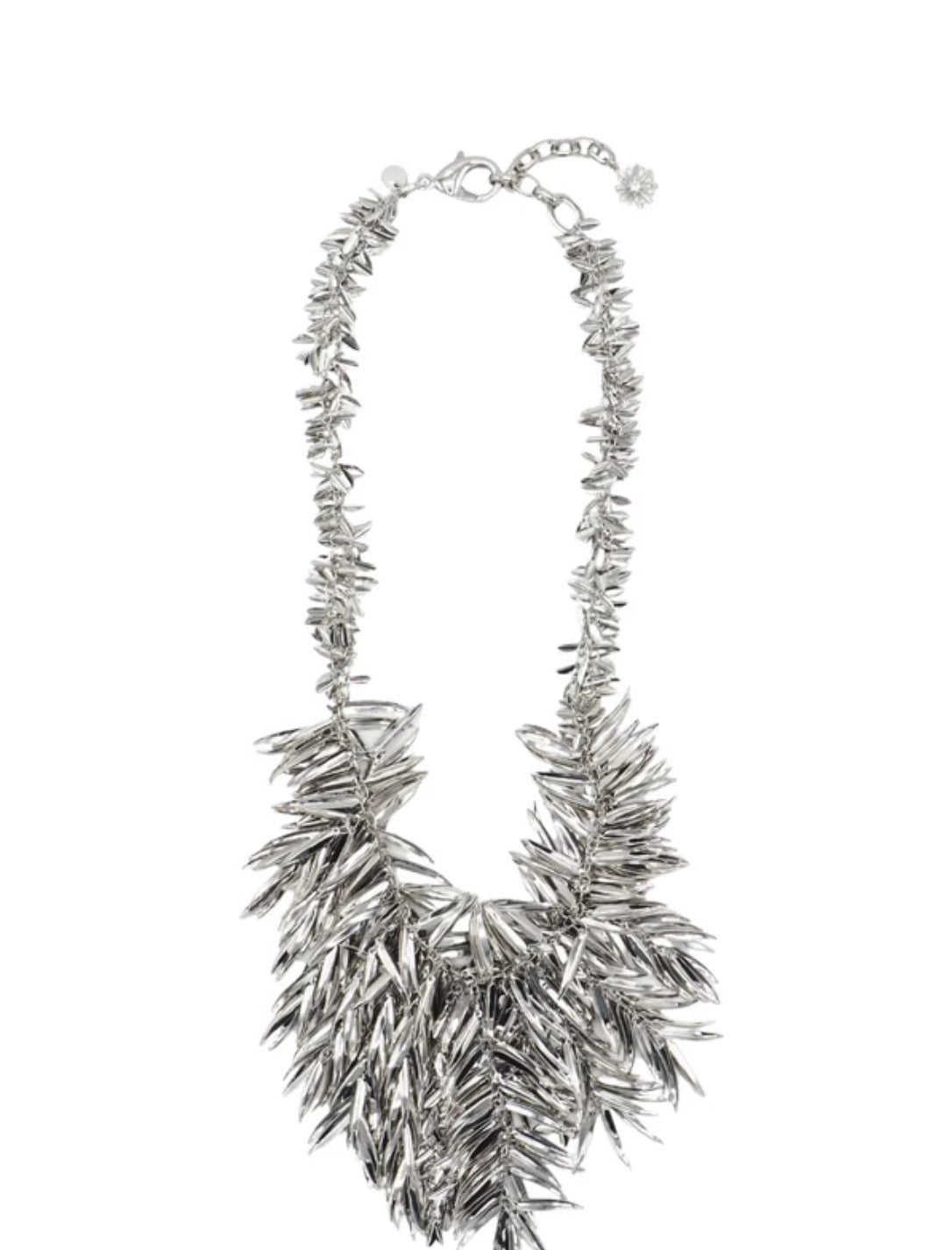 Collar largo plateado con detalle de textura de flecos