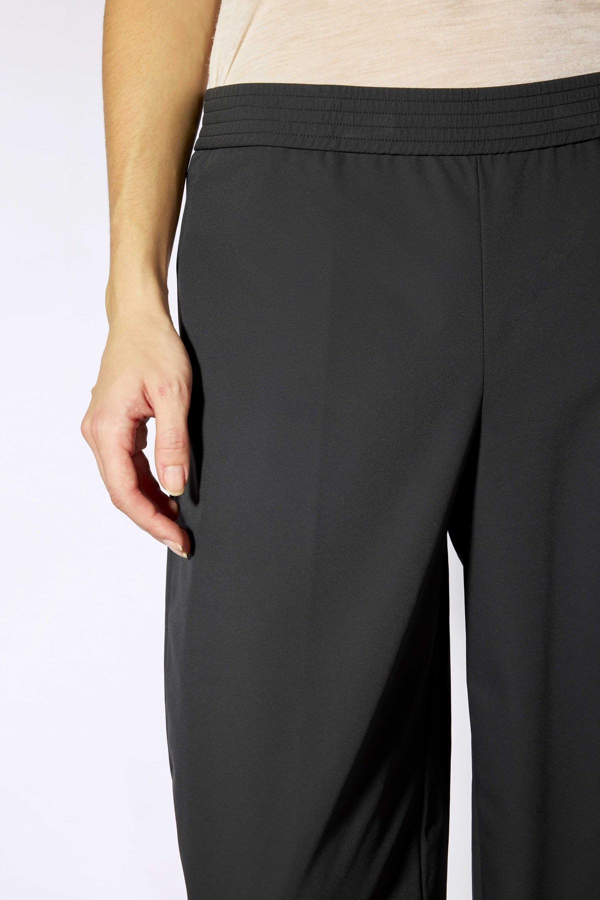Pantalón fluido negro efecto barrel