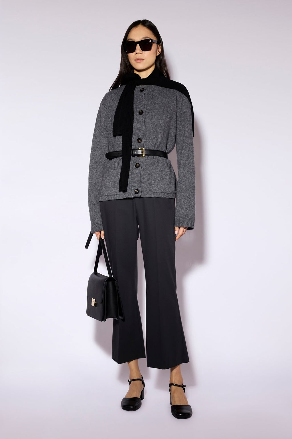 Pantalón negro de corte acampanado