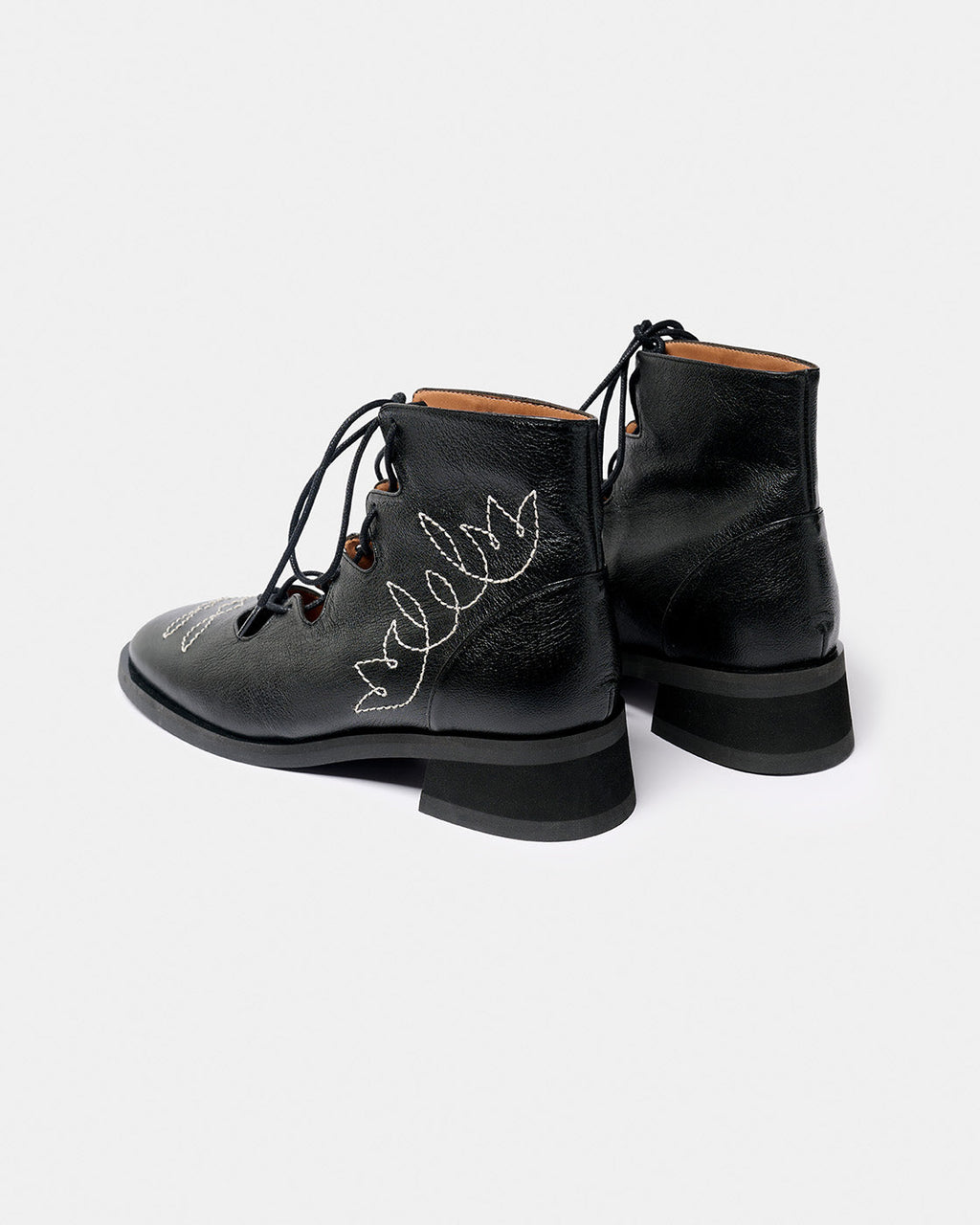 Botin de mujer con cordones y bordado