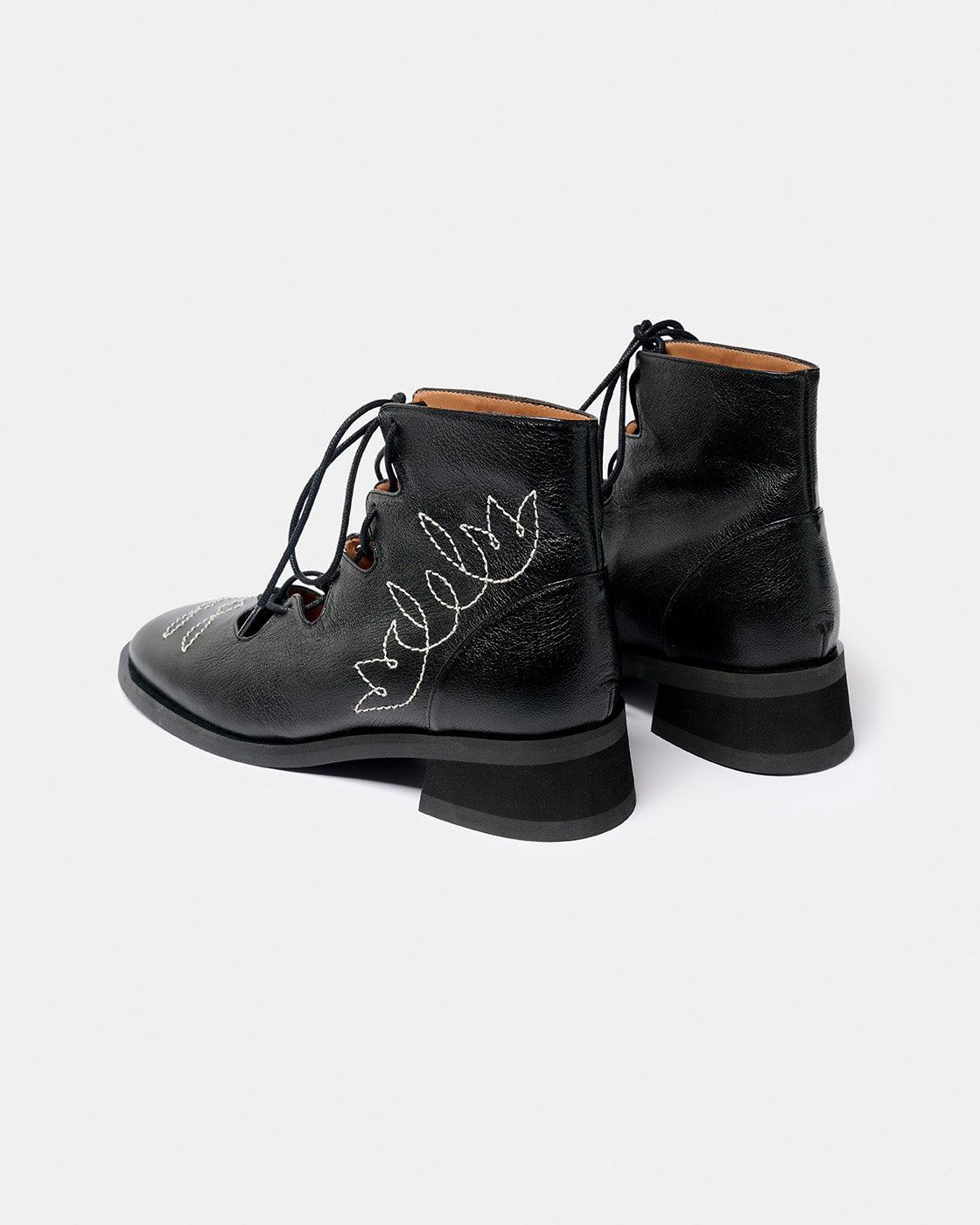 Botin de mujer con cordones y bordado