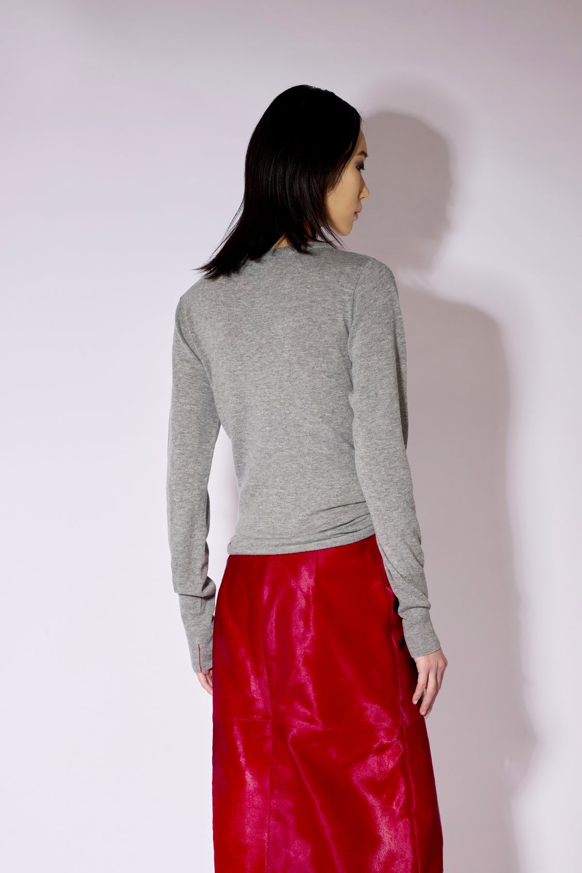 Jersey gris de lana con detalle de nudo