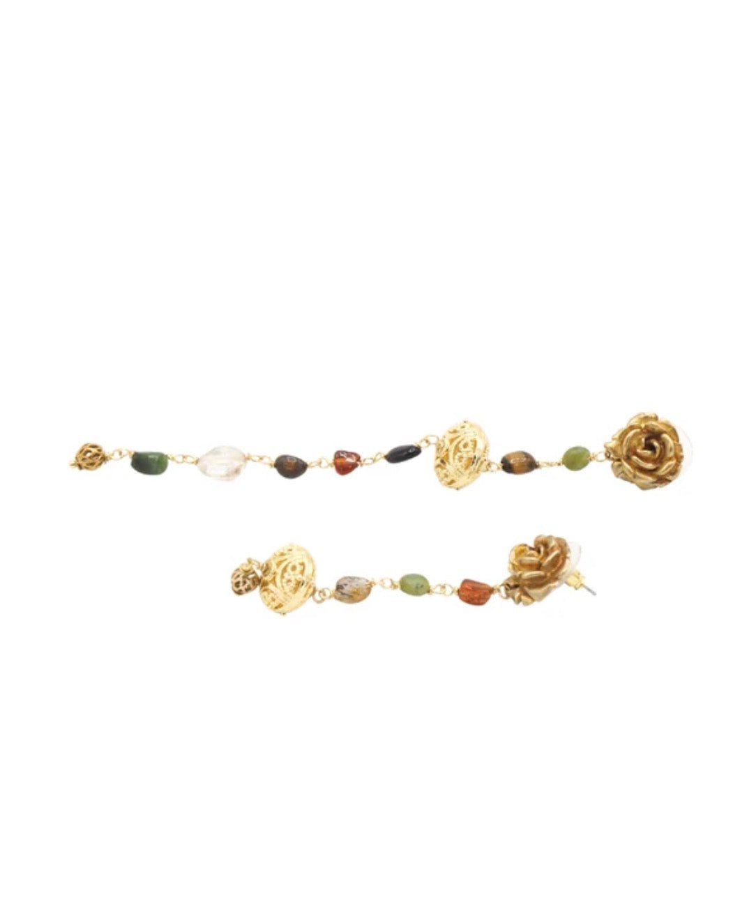 pendientes dorados asimétricos con piedras y rosas