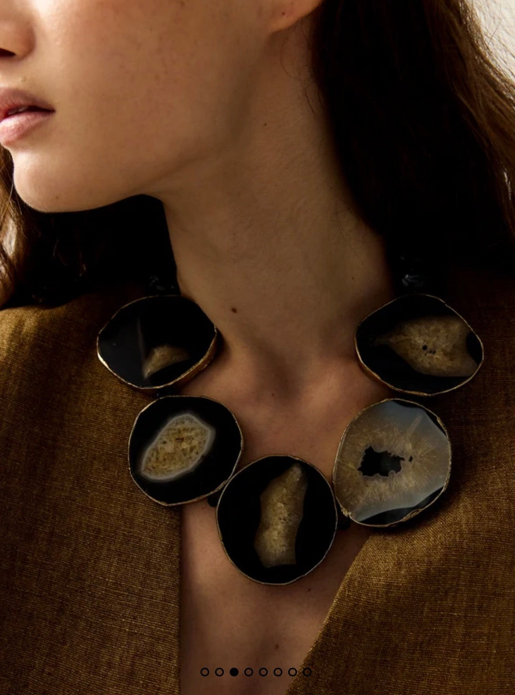 collar de piedras naturales en negro y dorado