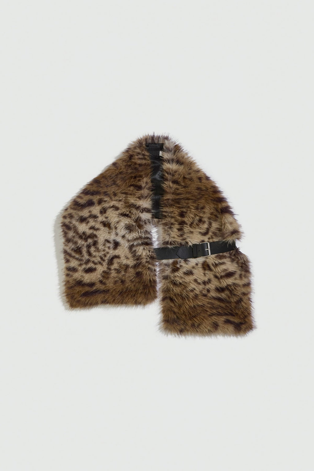 cuello de pelo estampado y correa