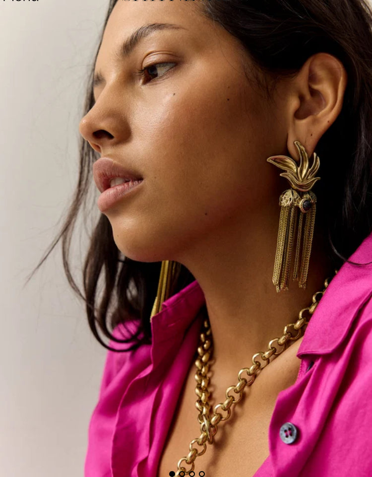 Pendientes dorados largos con flecos y hojas
