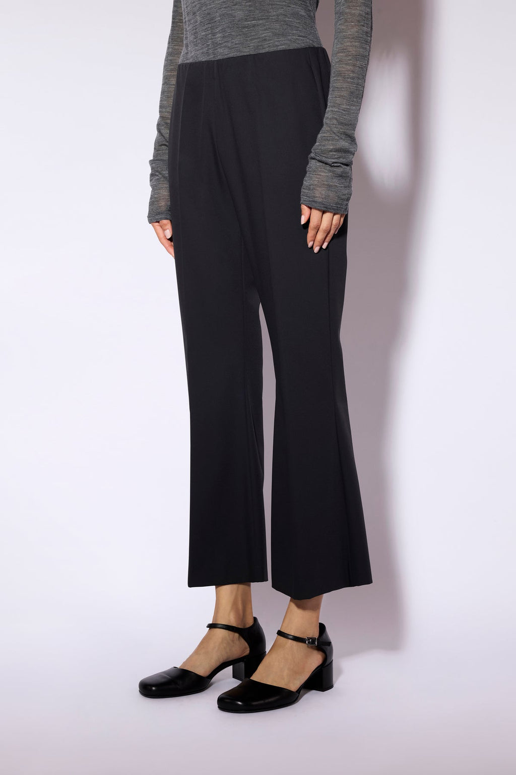 Pantalón negro de corte acampanado