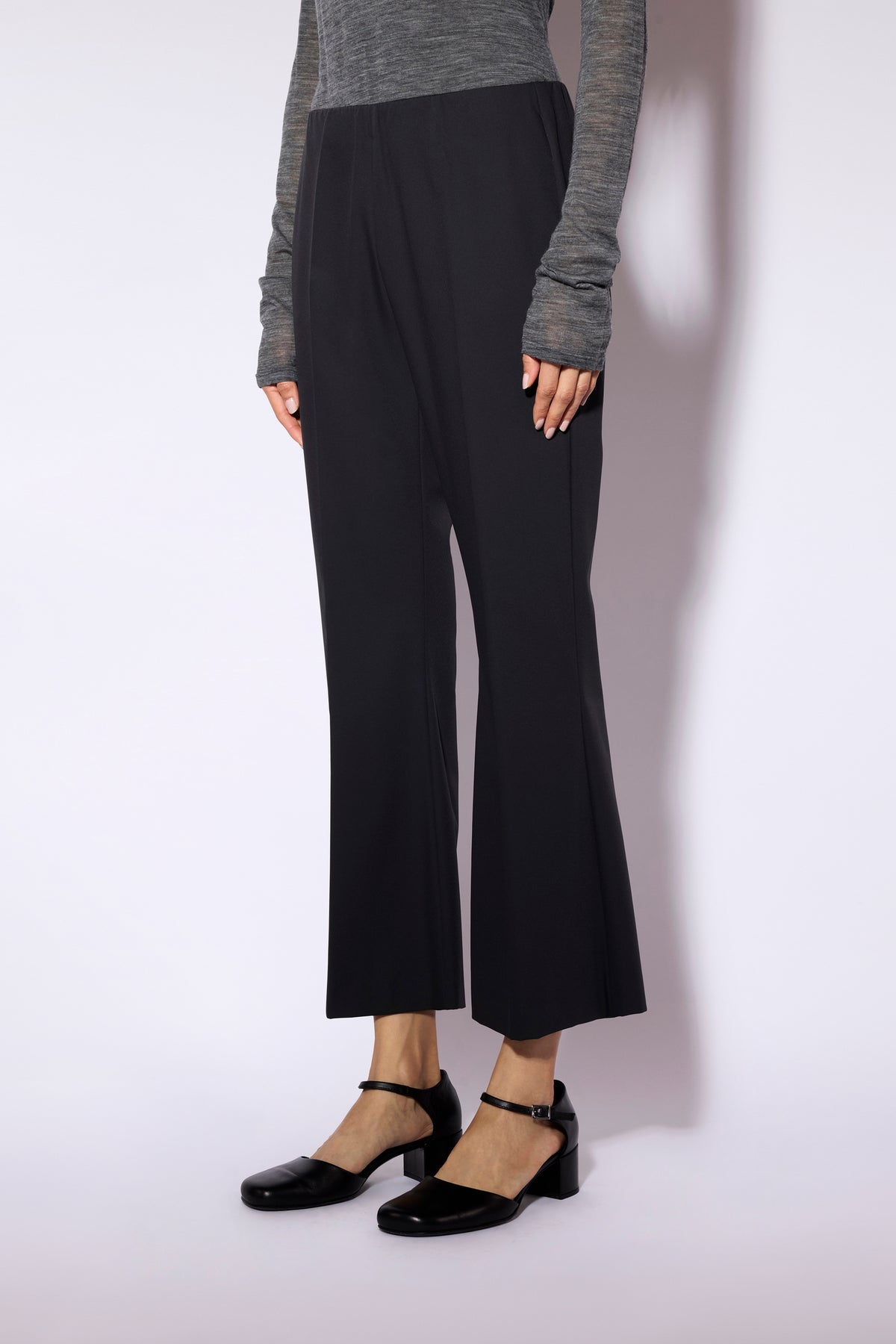 Pantalón negro de corte acampanado
