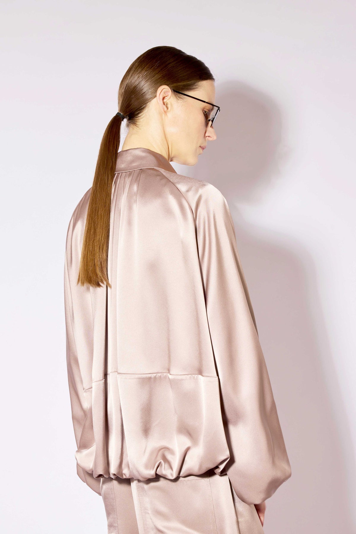 Chaqueta satinada con cuello camisero capuchino