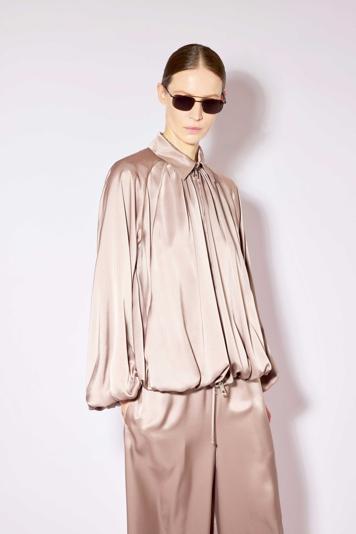 Chaqueta satinada con cuello camisero capuchino