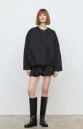 Chaqueta oversize negra con cremallera