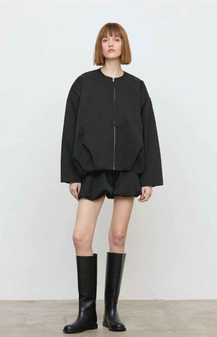 Chaqueta oversize negra con cremallera