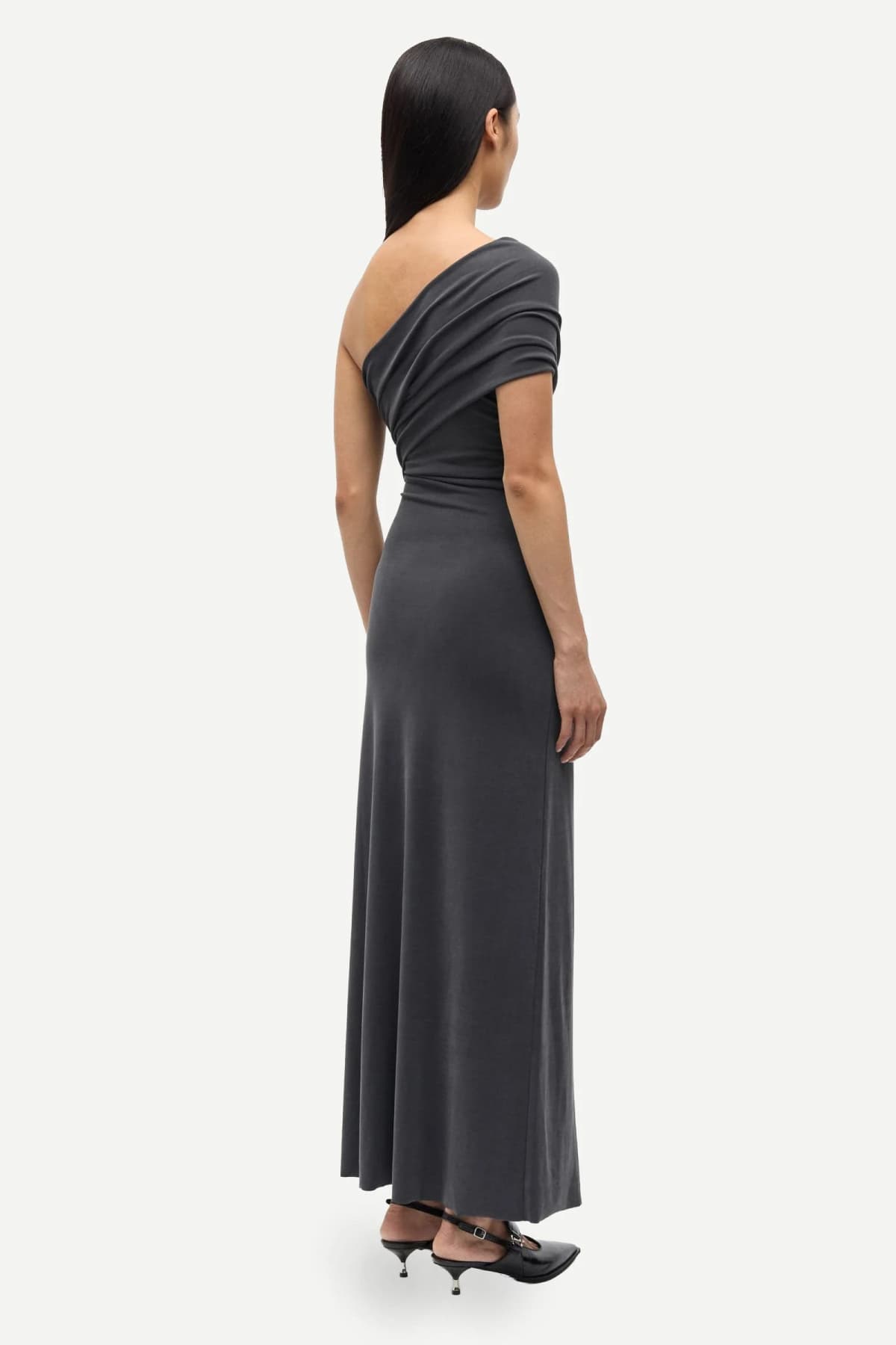 Vestido largo gris antracita asimétrico drapeado