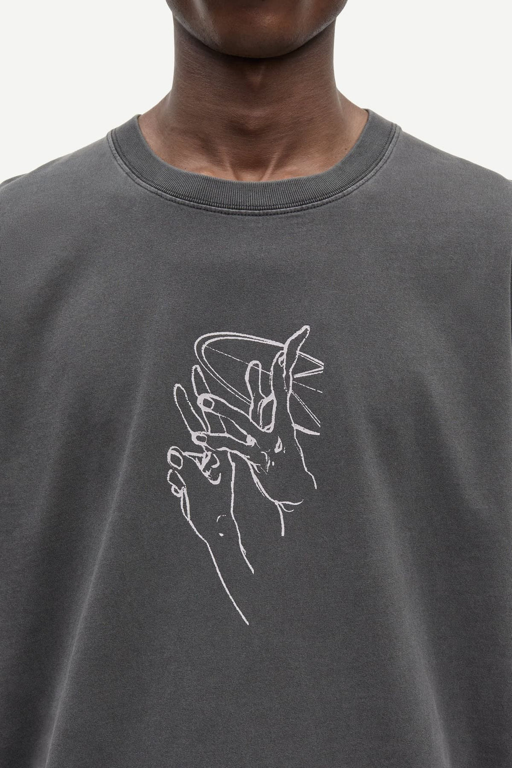 Camiseta oversize gris oscuro unisex con estampado frontal