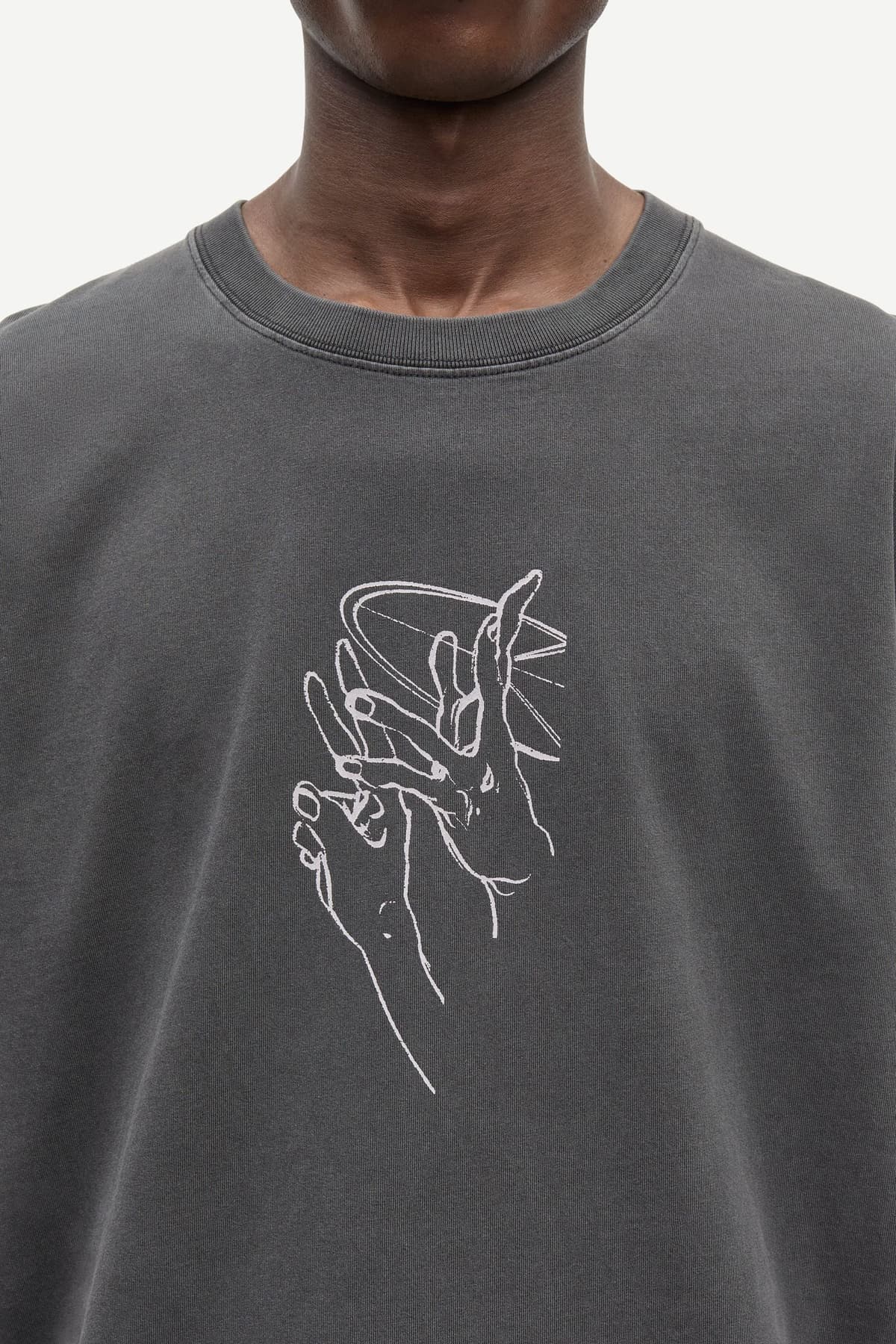Camiseta oversize gris oscuro unisex con estampado frontal
