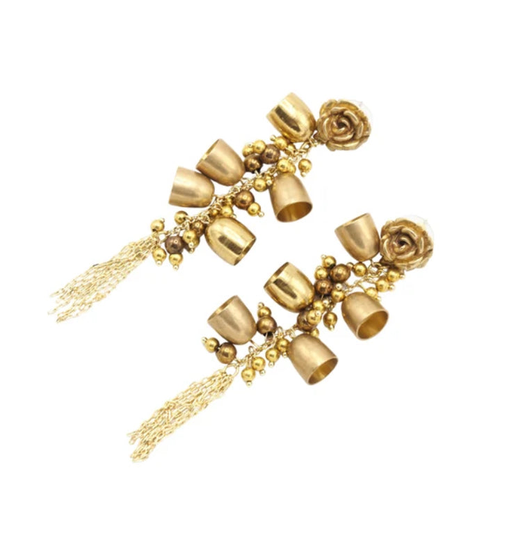 pendientes largos dorados con flores, cuentas y flecos