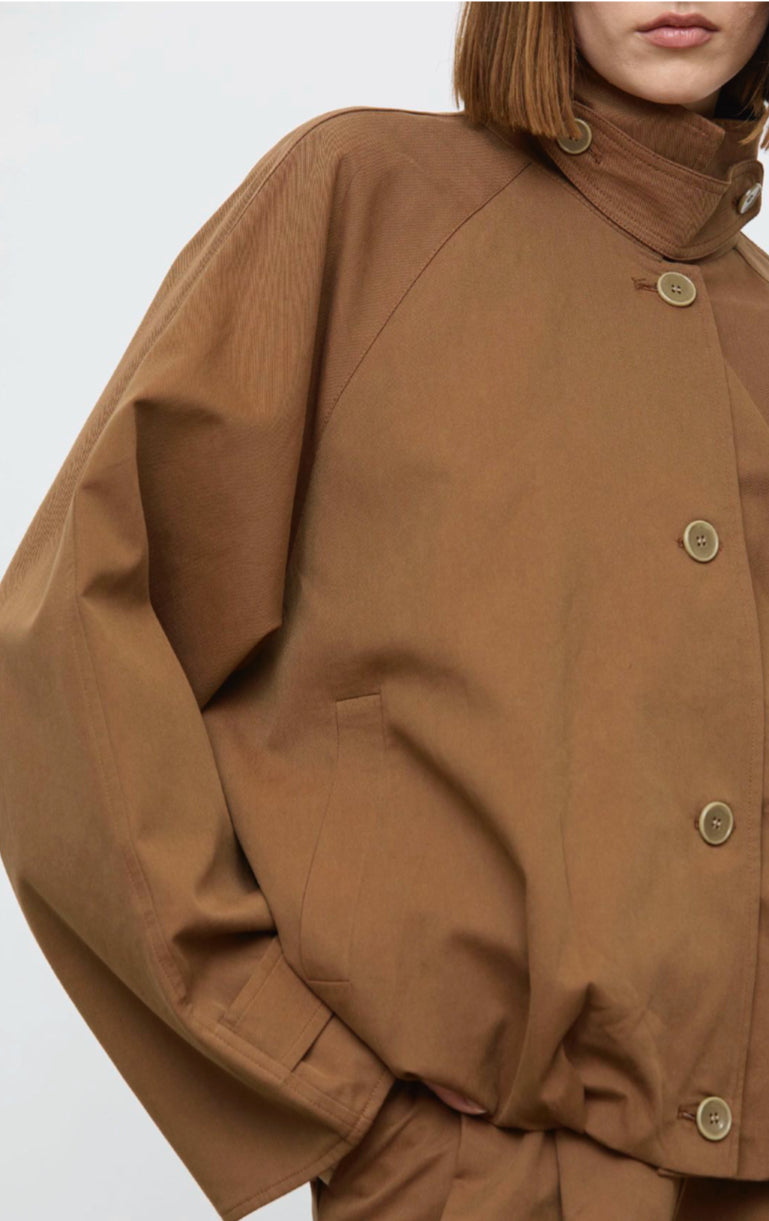 Chaqueta corta en tono  camel