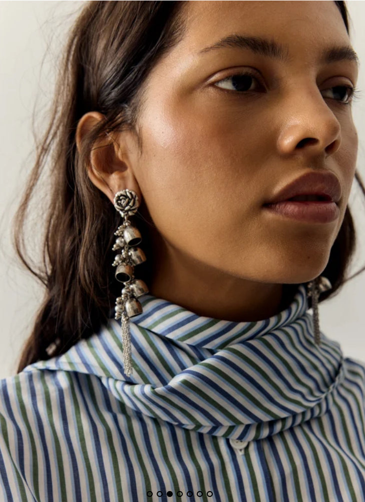 pendientes largos dorados con flores, cuentas y flecos