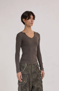 Camiseta de mujer basica con escote en pico topo