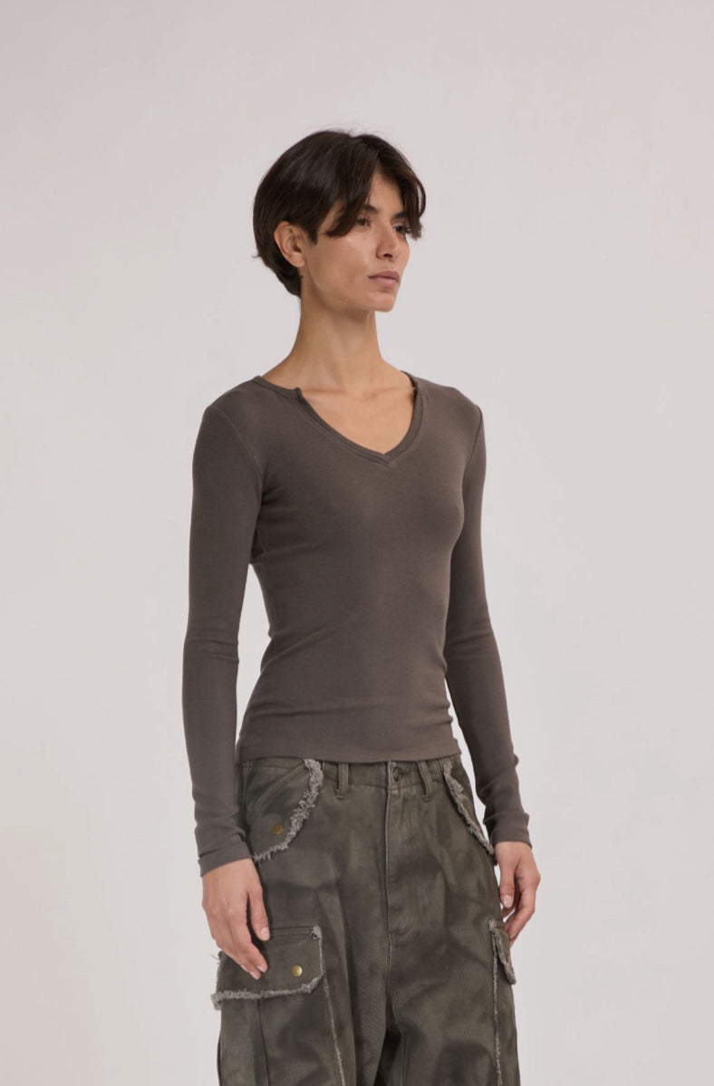 Camiseta de mujer basica con escote en pico topo