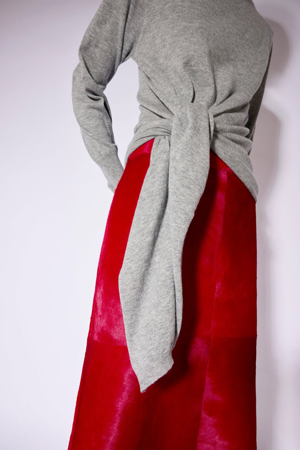 Jersey gris de lana con detalle de nudo