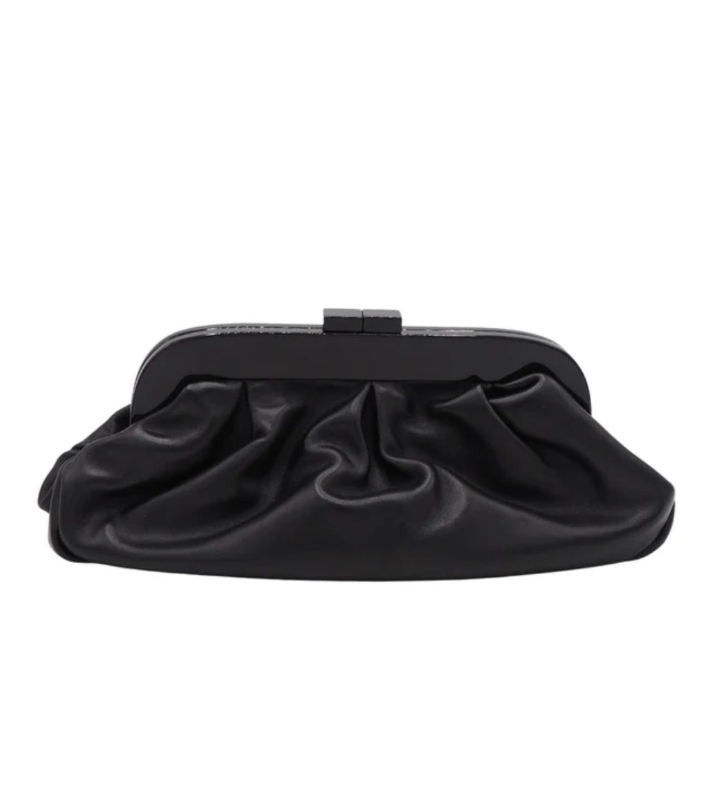 Bolso de mano negro con efecto fruncido
