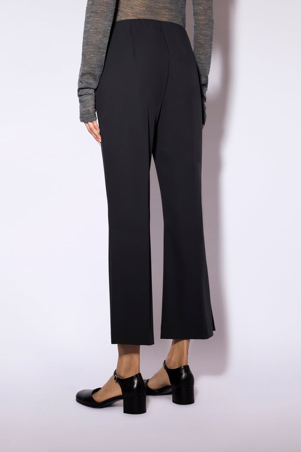 Pantalón negro de corte acampanado