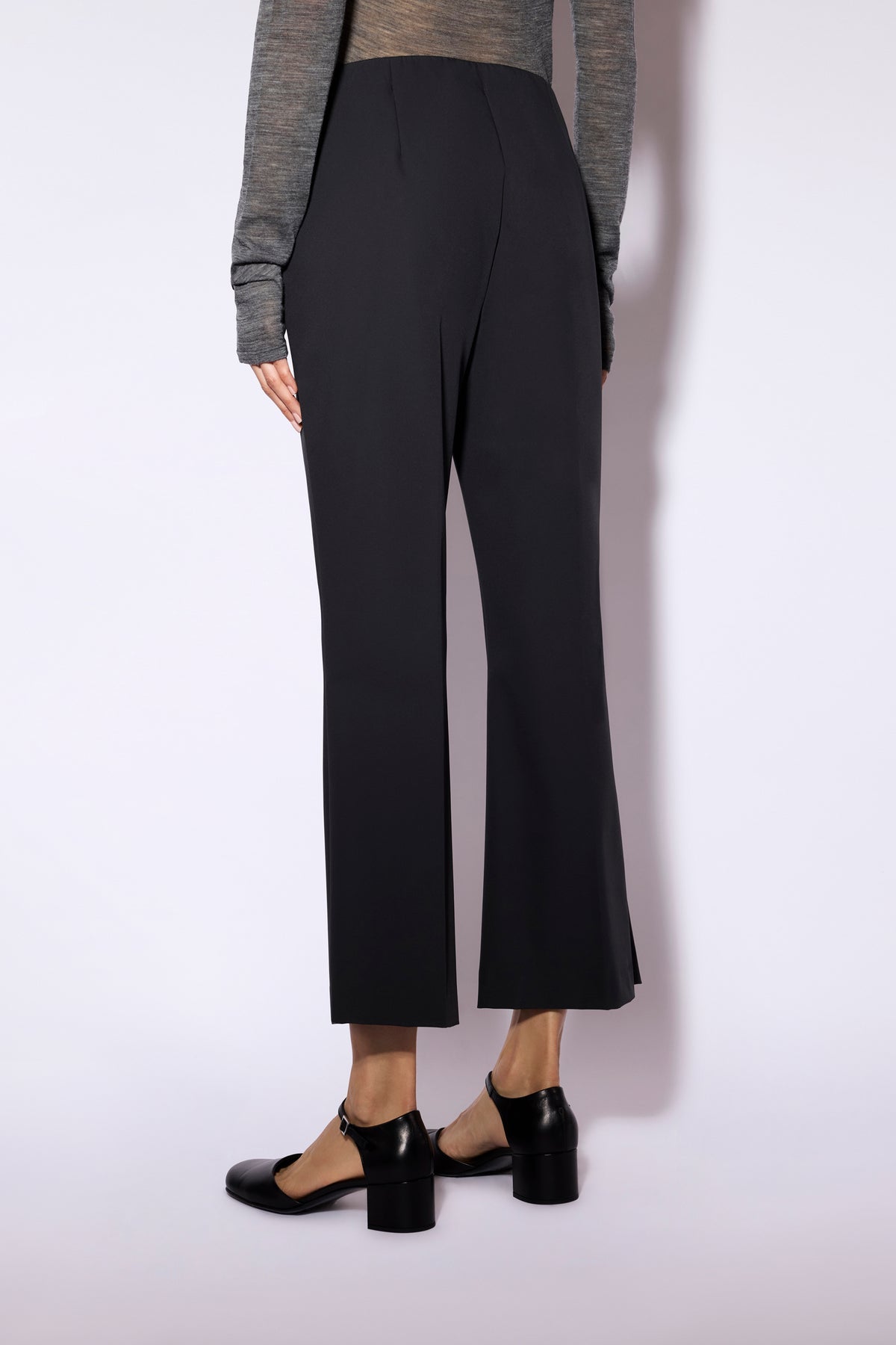 Pantalón negro de corte acampanado