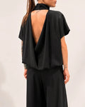 top negro de cuello alto y espalda descubierta