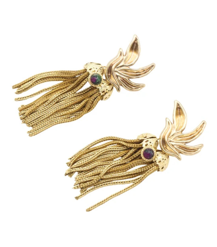 Pendientes dorados largos con flecos y hojas