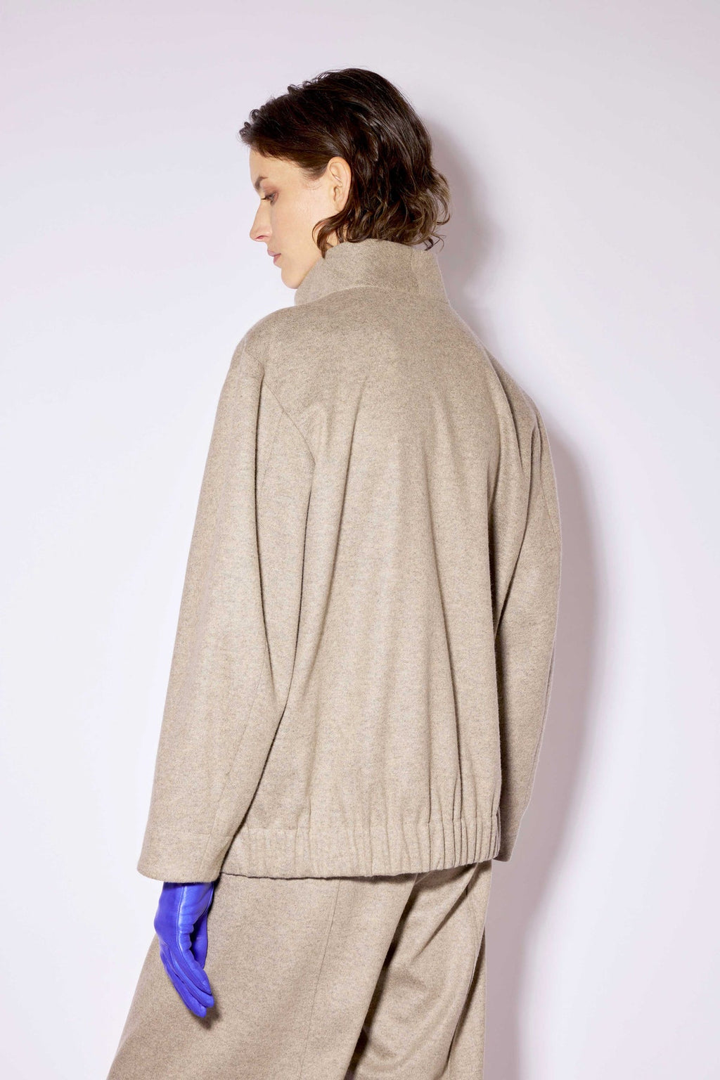 Chaqueta de punto con cuello alto en beige