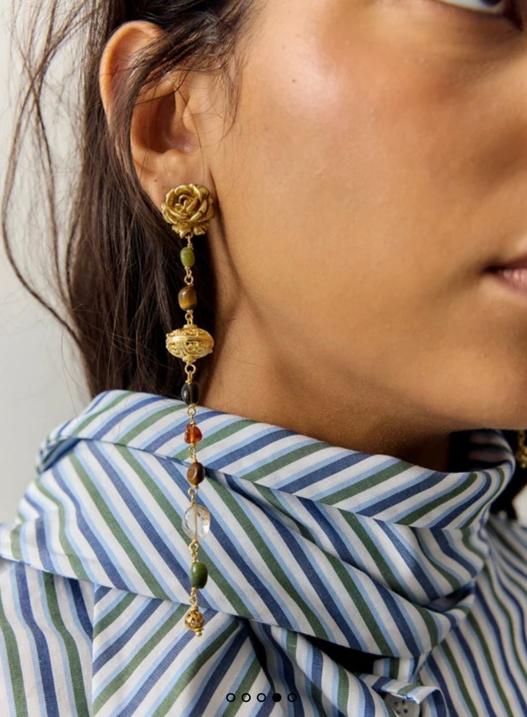 pendientes dorados asimétricos con piedras y rosas