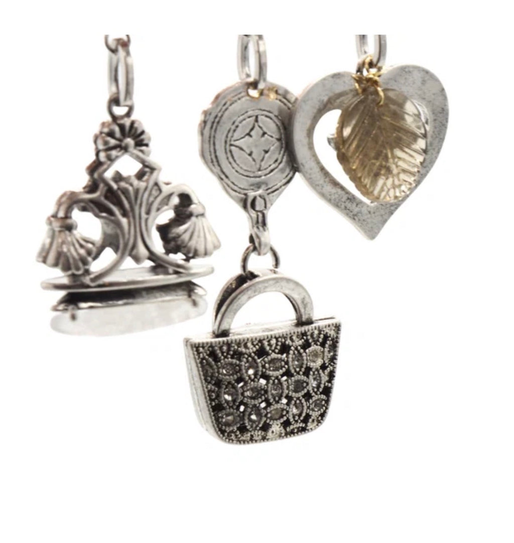 broche tipo imperdible con tres colgantes