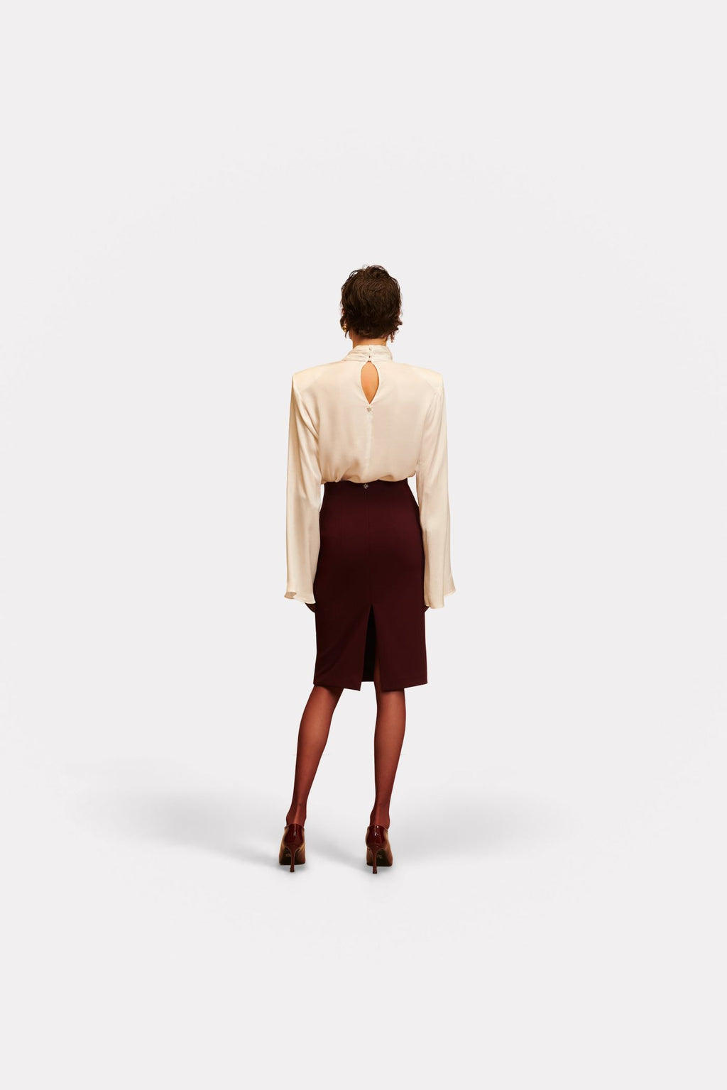 Blusa de saten con cuello alto elin