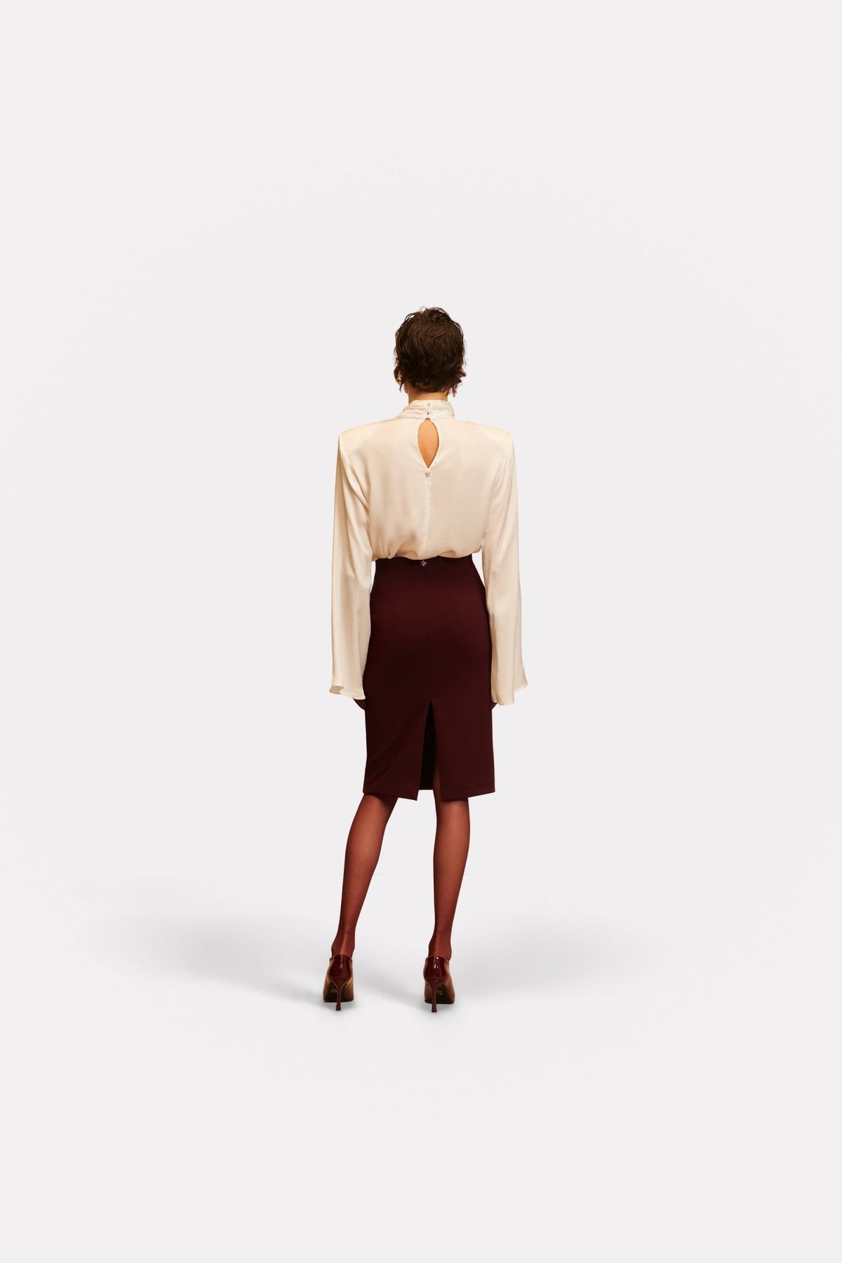 Blusa de saten con cuello alto elin