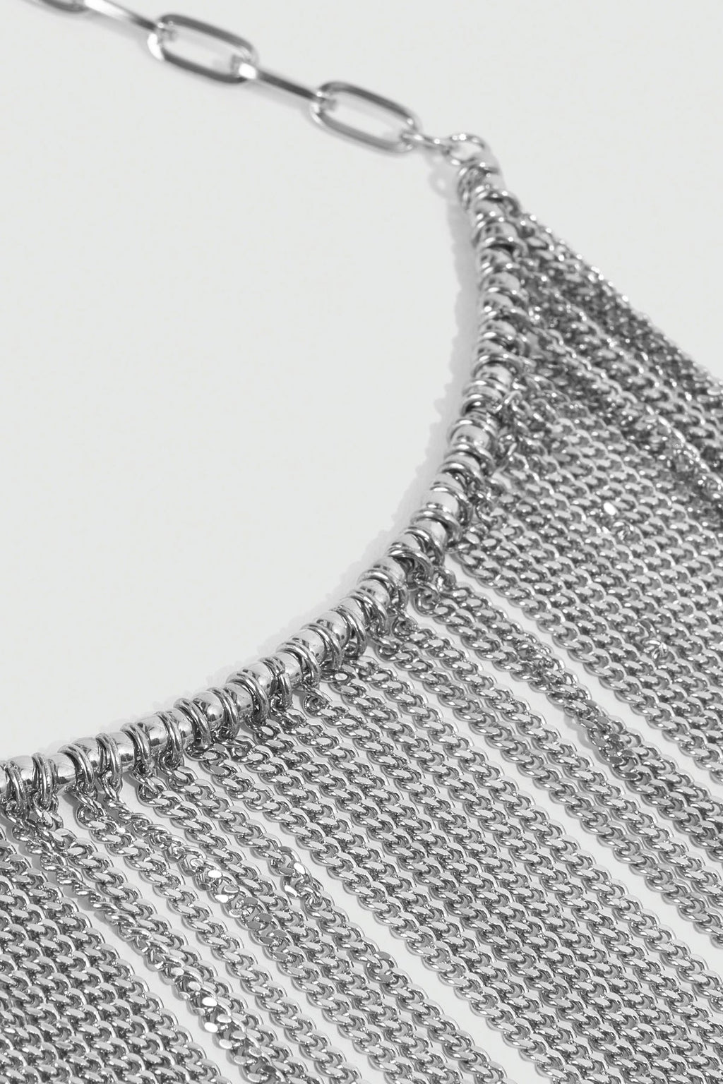 Collar largo de flecos en color plata