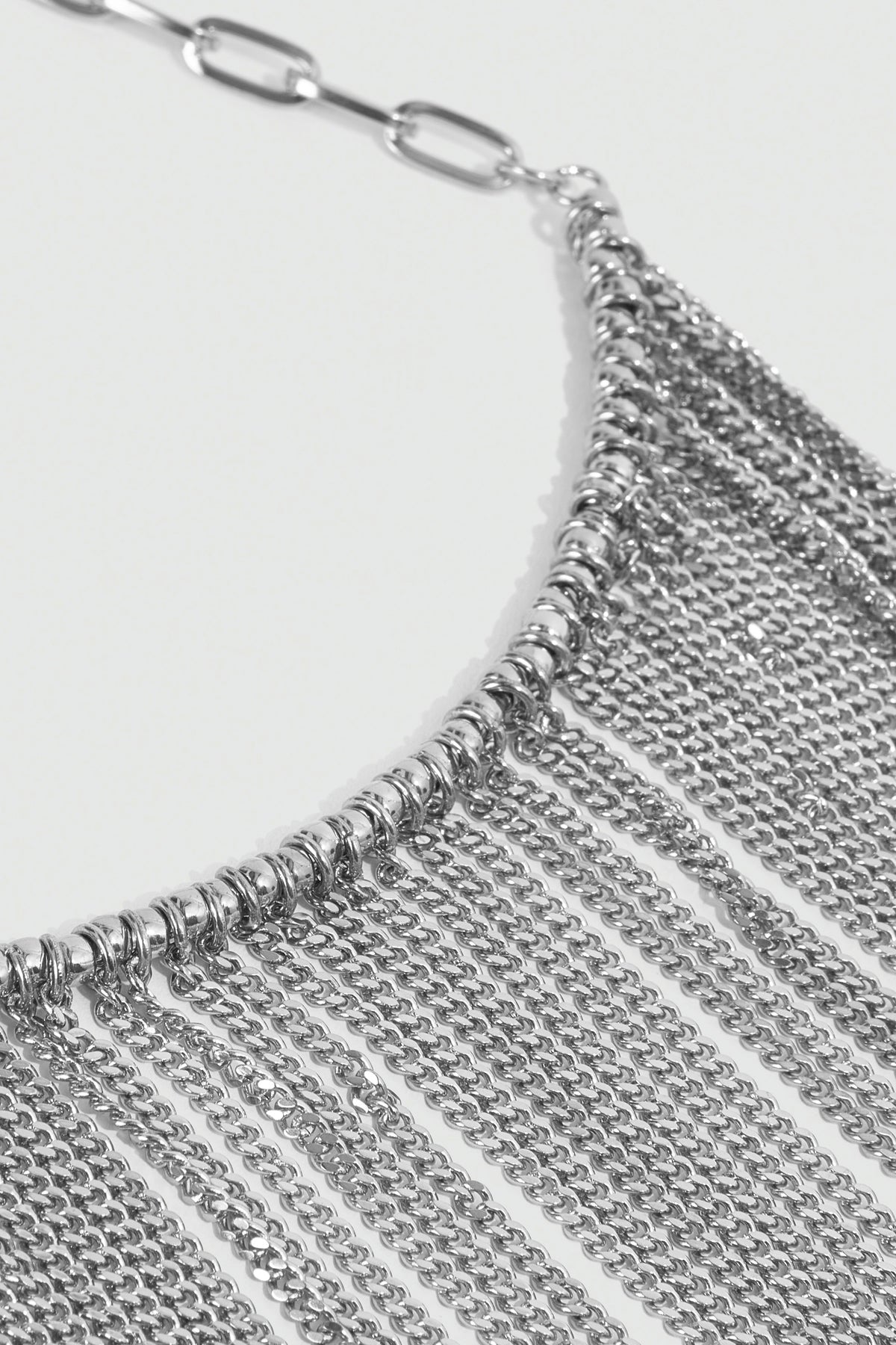 Collar largo de flecos en color plata