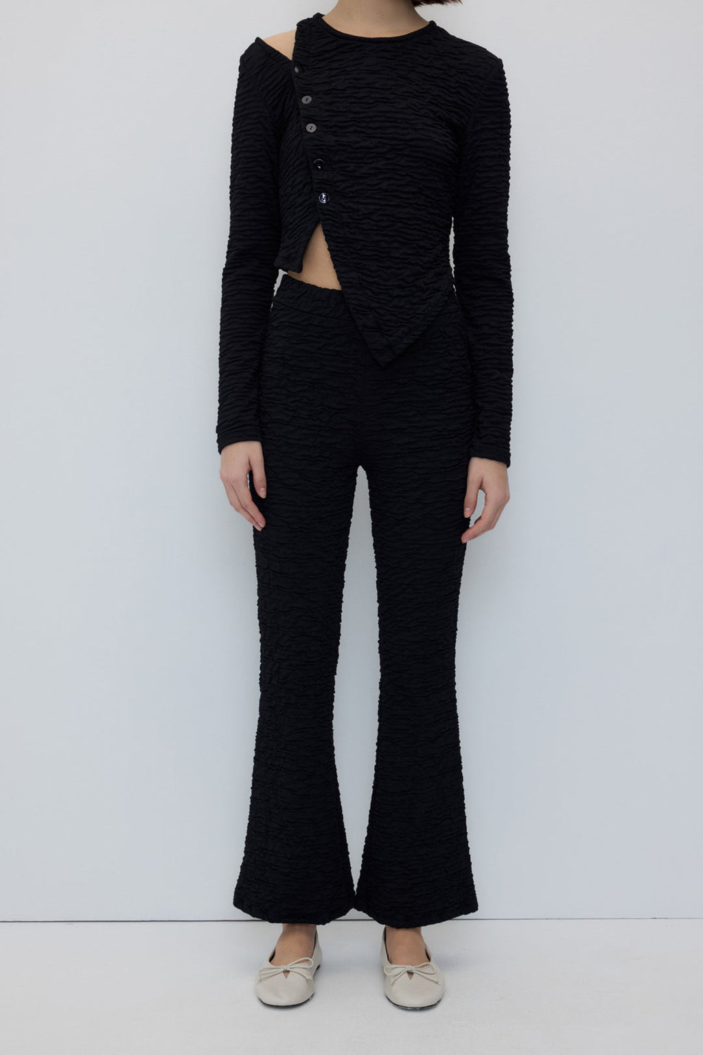 Pantalon negro texturizado de pierna acampanada 💰
