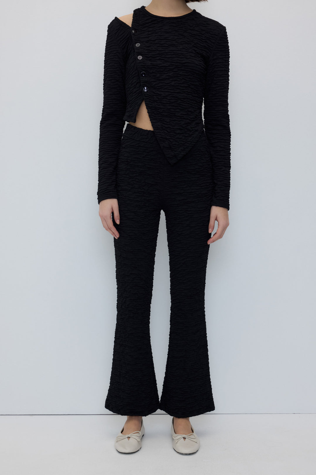 Pantalon negro texturizado de pierna acampanada 💰