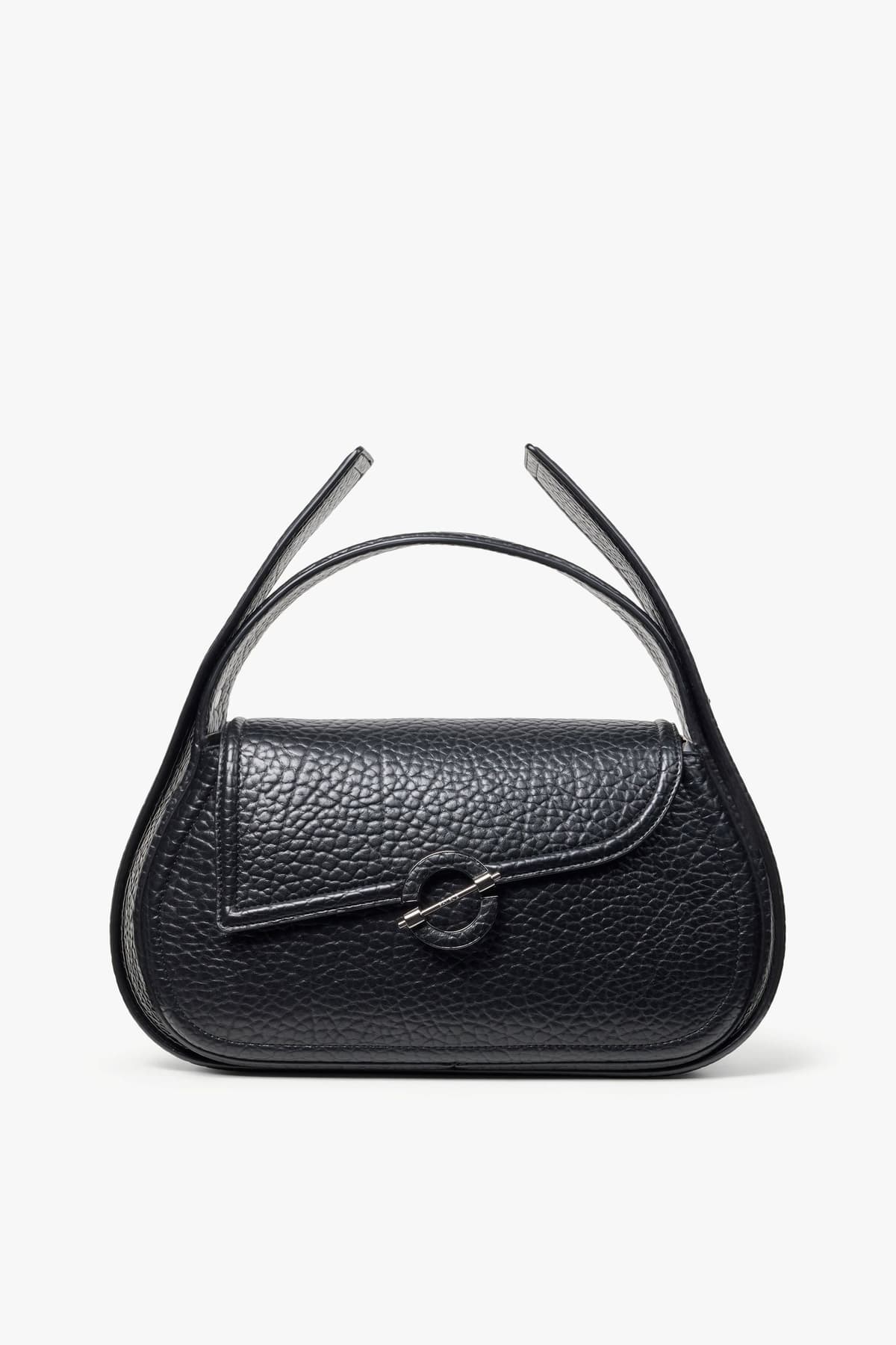 Bolso negro de textura granulada con cierre circular
