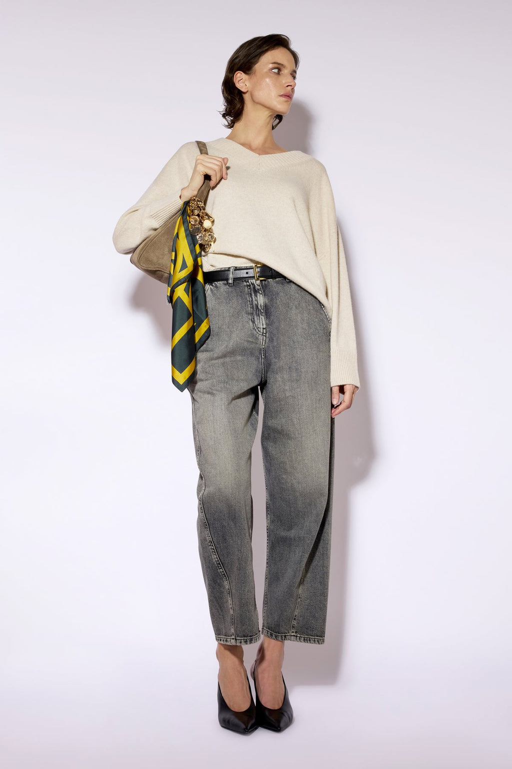 Jersey de cachemir beige con escote en pico