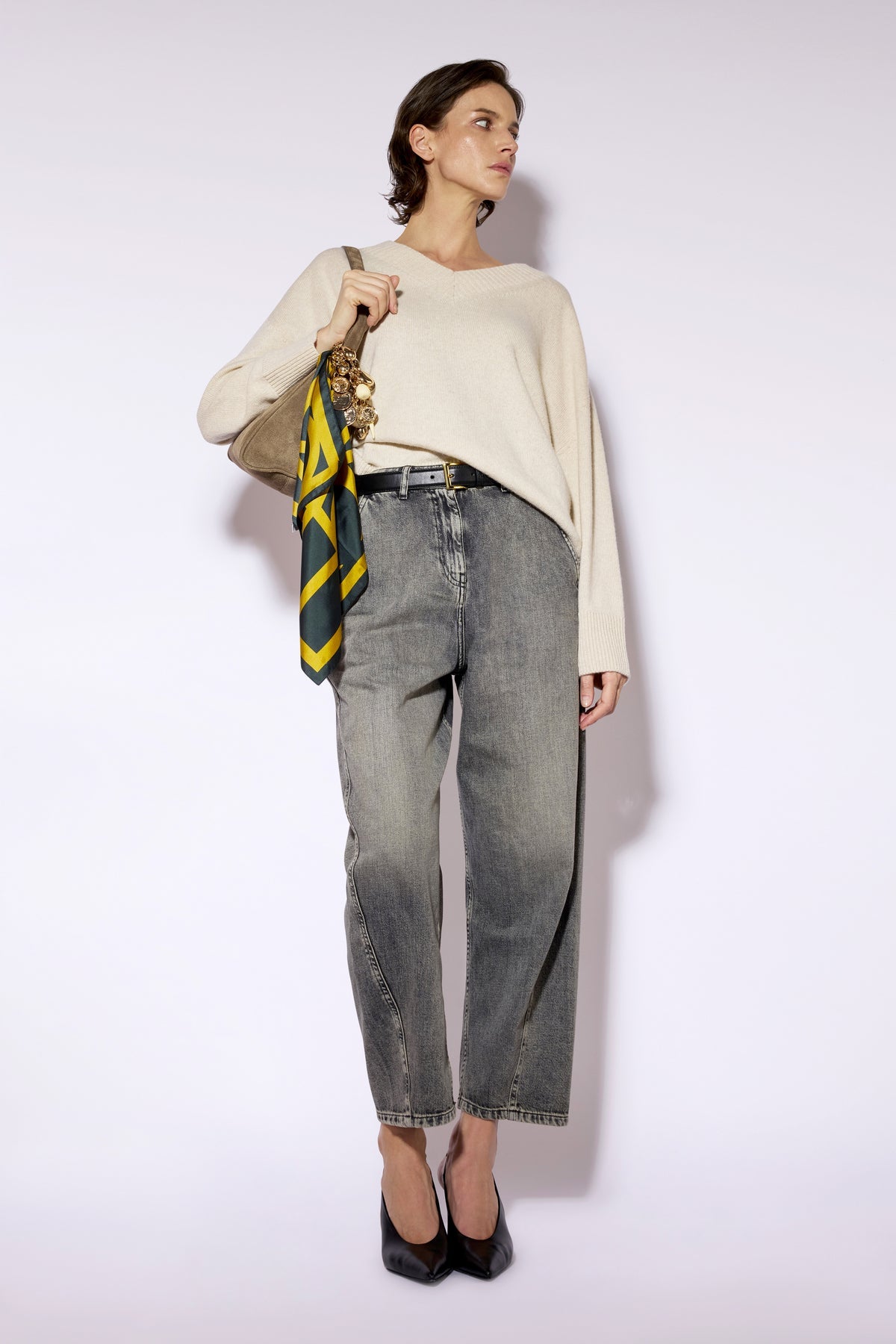 Jersey de cachemir beige con escote en pico